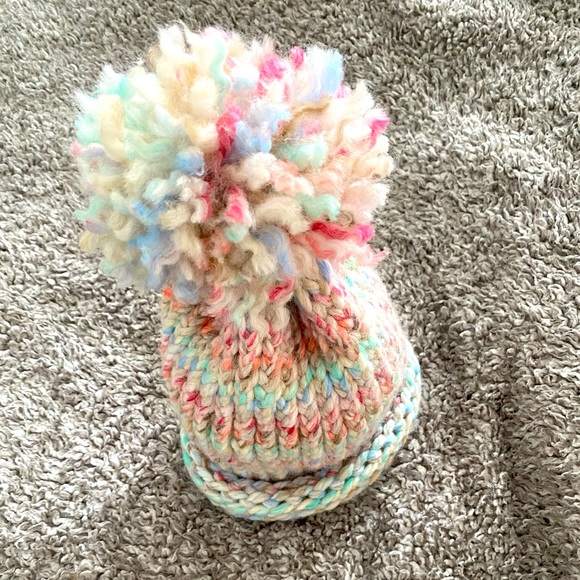 Handmade child’s knitted hat with pompom. - Picture 2 of 6